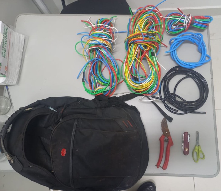Ladrão furta mais de 200 metros de fios elétricos e acaba preso no Jardim Indaiá