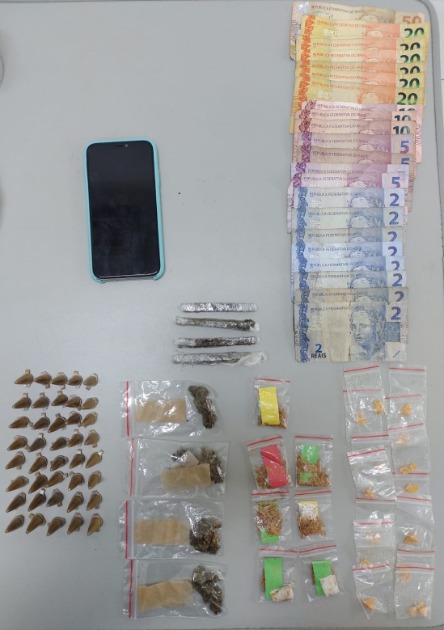 Adolescentes são detidos com drogas e dinheiro na praça do Cecap
