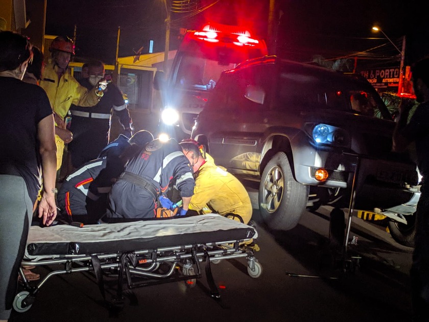 Menino de 8 anos fica ferido após ser atropelado e arrastado por carro na região de Araraquara