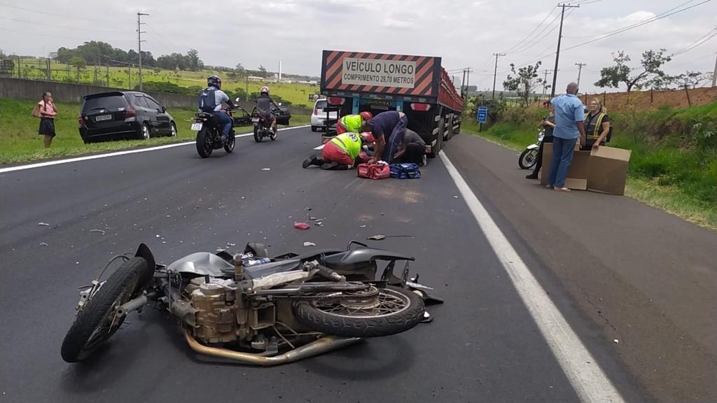 Motociclista fica em estado gravíssimo após colidir contra carreta na Washington Luís