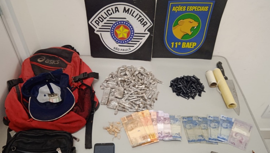 Polícia flagra drogas e materiais de embalo em condomínio de Araraquara; um foi detido