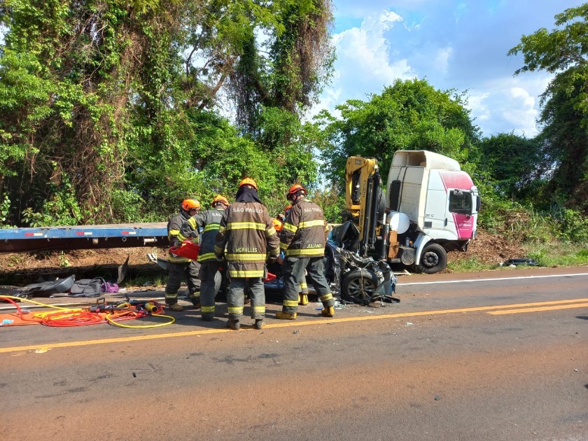 Acidente com três veículos mata duas pessoas na rodovia SP-255