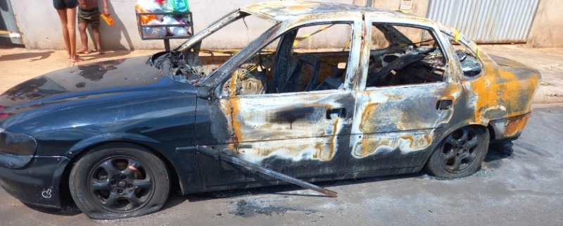 Briga generalizada termina com carro incendiado e homem agredido no Valle Verde