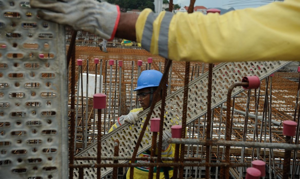 Pedreiro, carpinteiro, servente e armador: setor de obras abre mais de 100 vagas de emprego