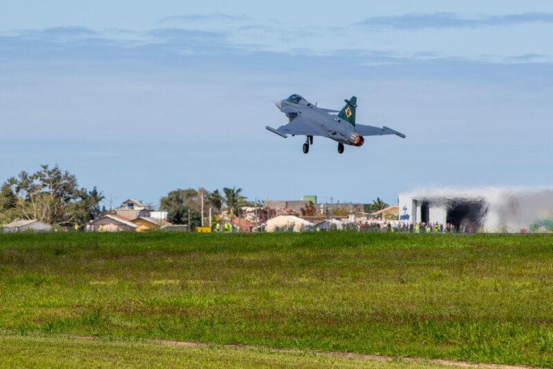 Caça da Força Aérea chega em Gavião Peixoto após primeiro voo no Brasil