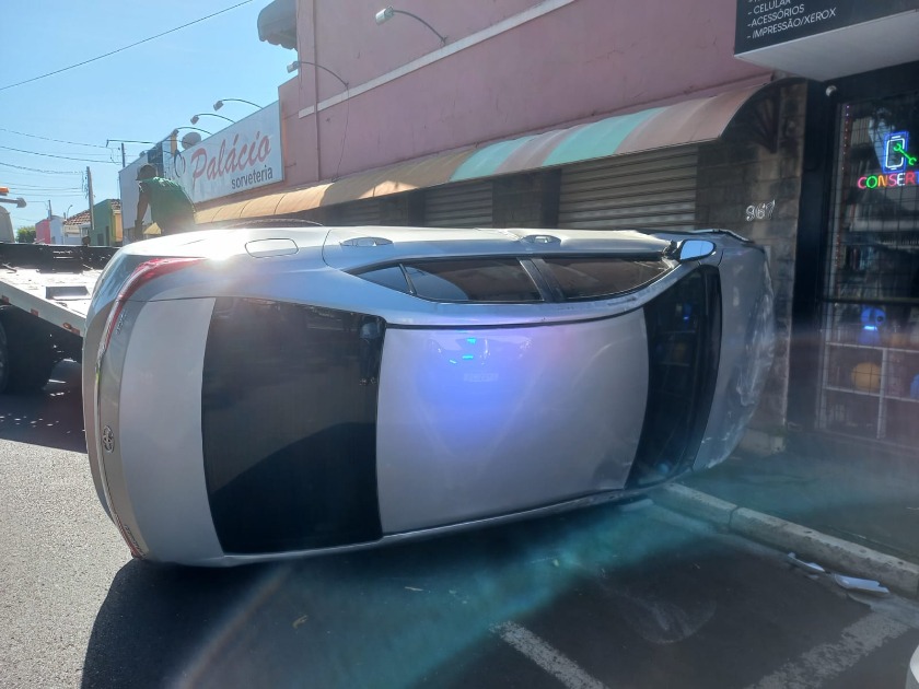 Veículo tomba após colisão no centro de Araraquara