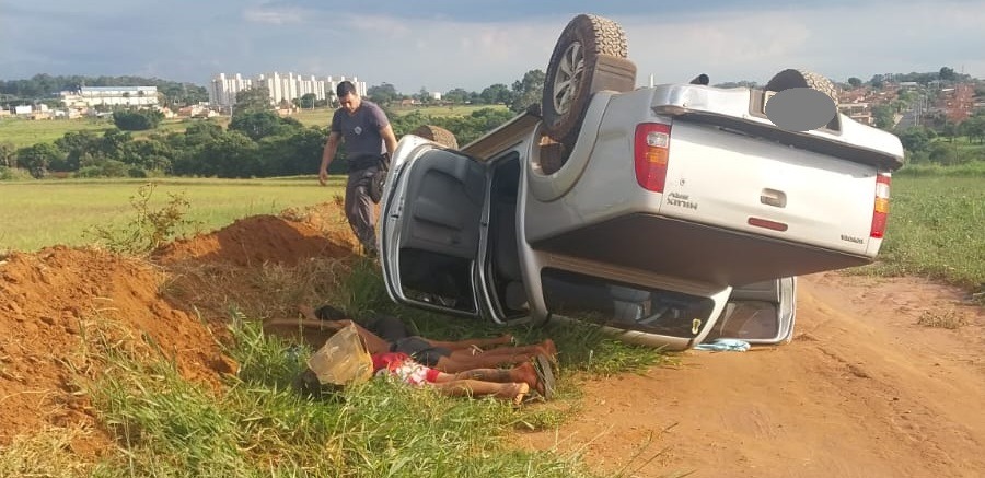 Criminosos roubam caminhonete e capotam durante a fuga; dupla fugiu a pé