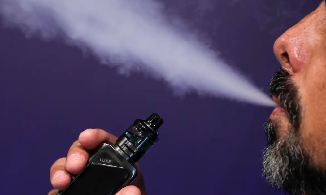 Pneumologista alerta contra o uso de cigarros eletrônicos durante as comemorações de final de ano