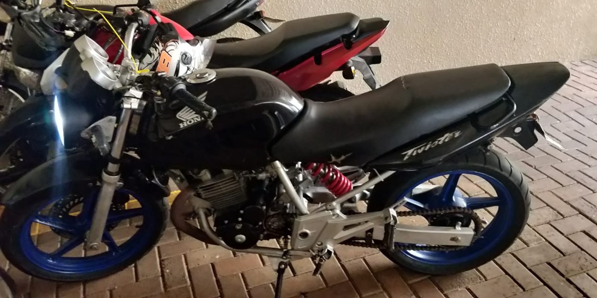 Homem é preso com motocicleta furtada e placa adulterada em Araraquara