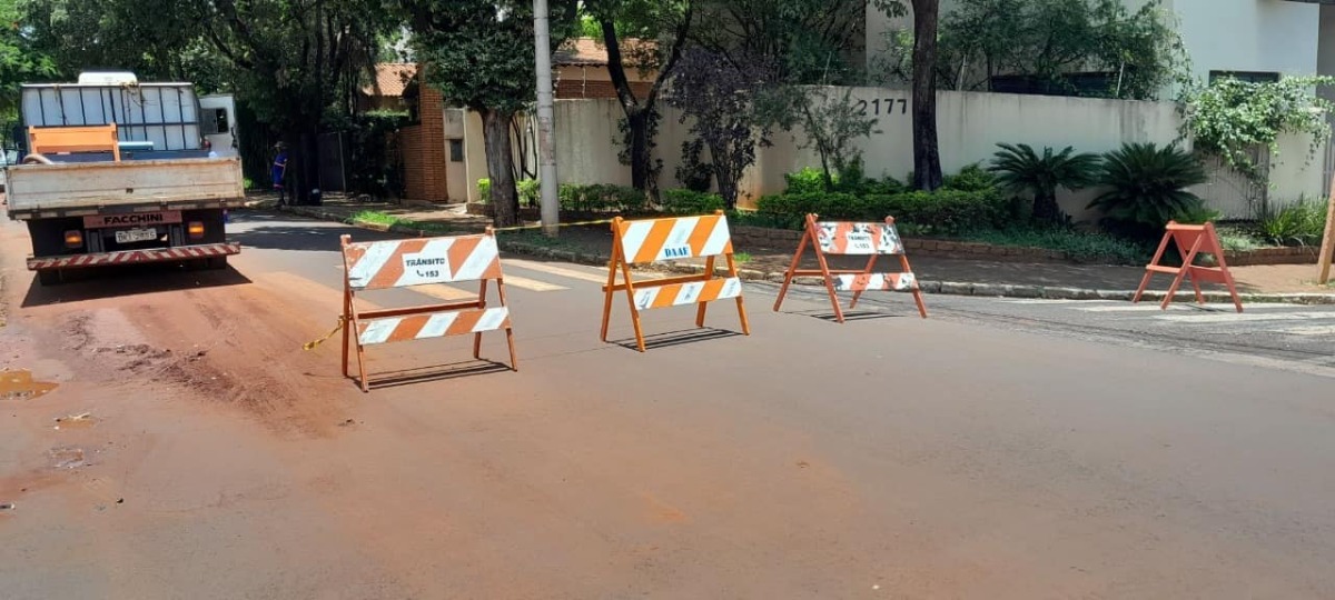 Serviço do Daae interdita rua e compromete abastecimento de água em bairros de Araraquara