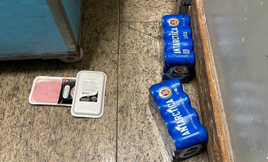 Cerveja, carne e cigarro: dupla é detida após furtar supermercado, na Vila Xavier em Araraquara