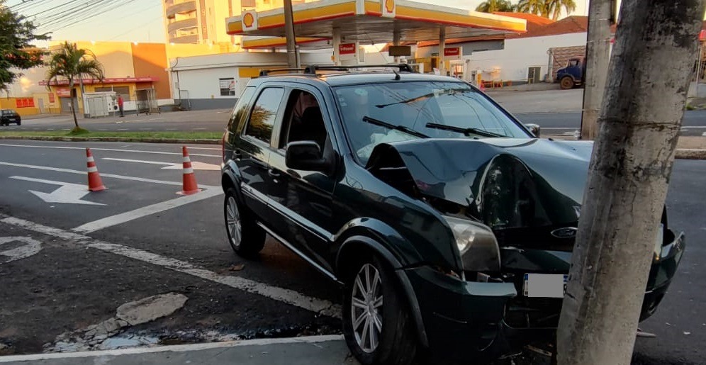 Perdeu a consciência: motorista passa mal e bate carro contra poste em Araraquara
