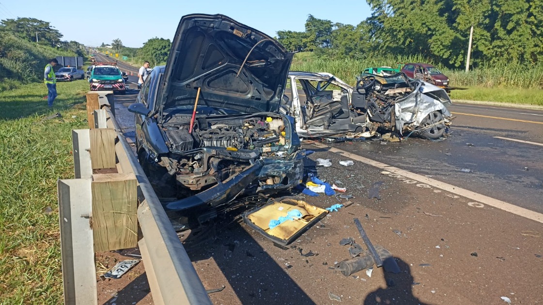 Carros destruídos: quatro pessoas ficam feridas após acidente grave na SP-255 em Araraquara