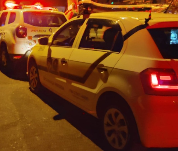 Região: Trio armado rende casal por oito horas; criminosos levaram dois tratores