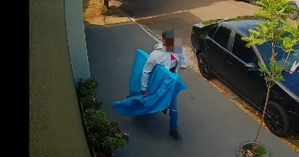Casa é alvo de furto em Matão; imagens registram criminoso correndo com televisão furtada