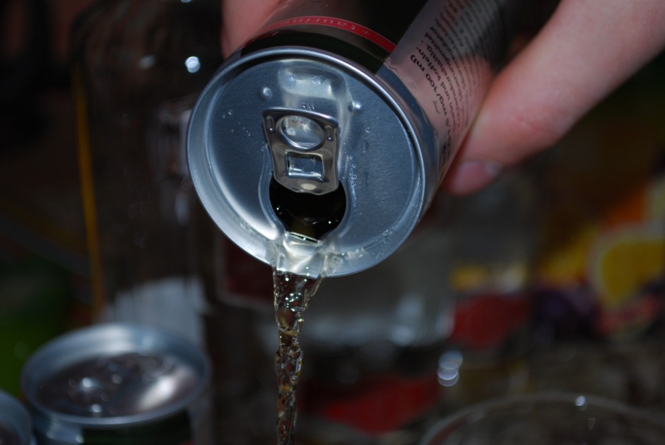 Consumo de energético requer atenção durante o verão e o carnaval; ‘aumentam a frequência cardíaca’
