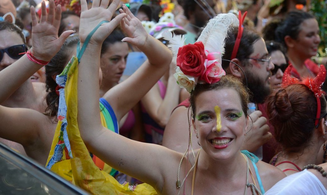 Sete em cada 10 mulheres têm medo de assédio no carnaval