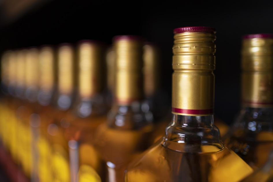 Dupla é presa por comercializar bebidas alcoólicas falsificadas; casos ocorreram em Araraquara e Américo