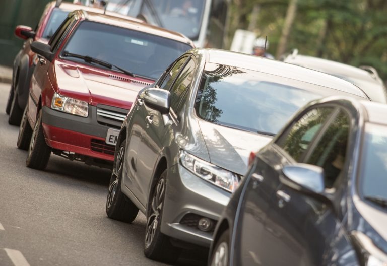 Brasileiros gastam mais com carros do que com alimentação; especialista explica
