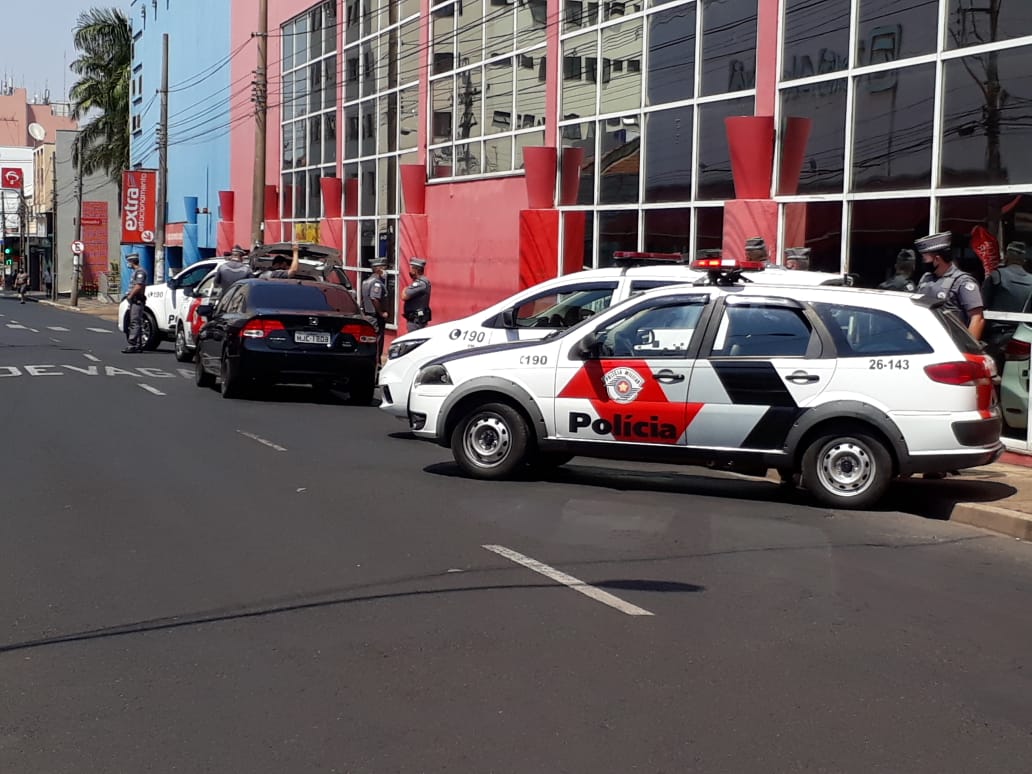 Ação da PM fecha Rua 3 e flagra homens com armas e carro furtado