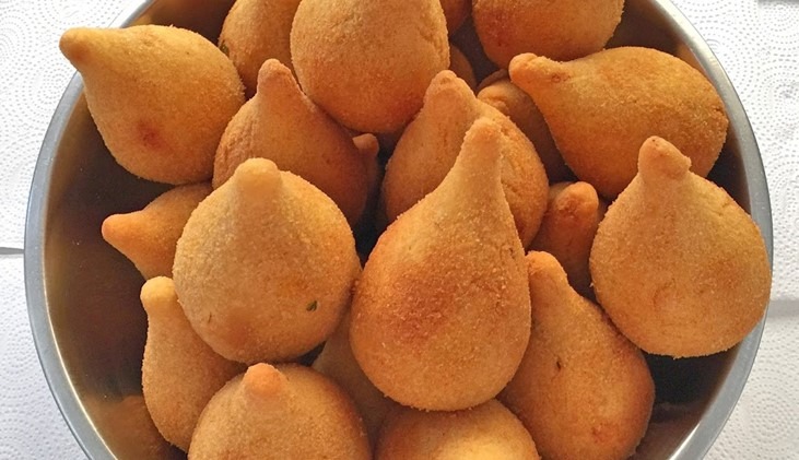 Comidas típicas da gastronomia paulista incluem as coxinhas douradas de distrito de Araraquara