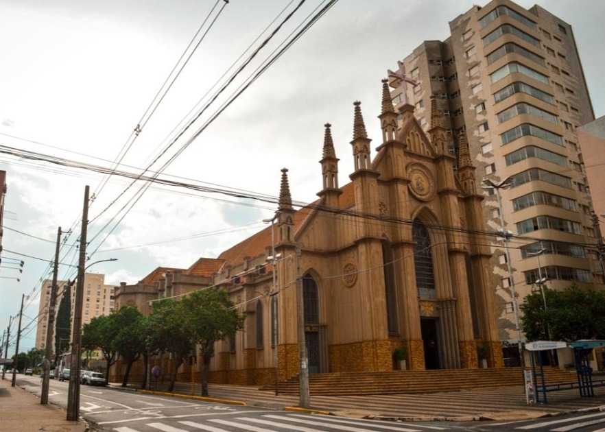 Morador de rua mostra partes íntimas para fiel dentro da Igreja Santa Cruz