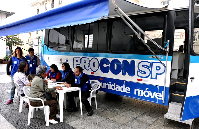 Procon Móvel atende consumidores na Praça Santa Cruz em Araraquara
