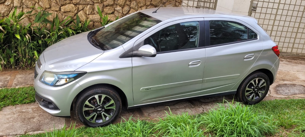 Jovem é detido com carro furtado de garagem no Residencial Acapulco
