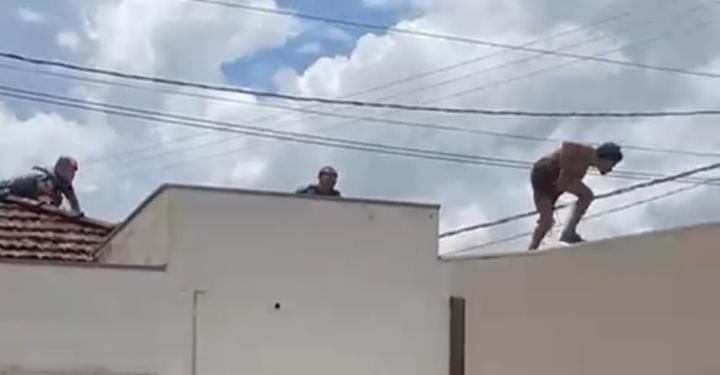 Ladrão pula telhados de residências para fugir da PM após roubo em Rincão