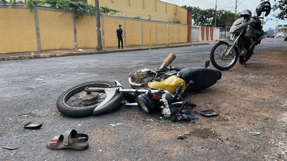 Colisão entre moto e caminhão deixa motociclista gravemente ferido no Jardim Eliana