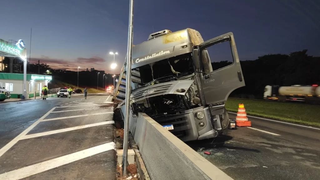 Caminhão bate em barreira de concreto, tomba e pega fogo na Washington Luís em Araraquara