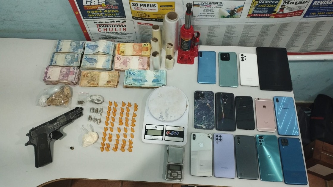 Drogas, materiais para embalo, dinheiro e arma de brinquedo são apreendidos em condomínio de Matão