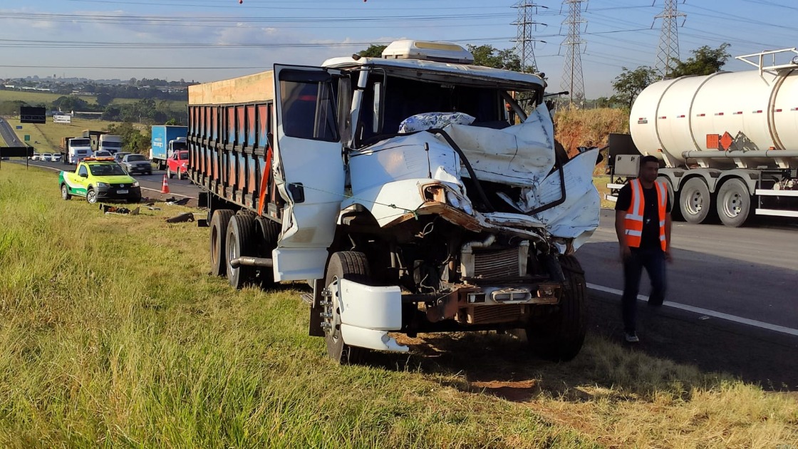 Acidente entre caminhões deixa motorista preso às ferragens e congestionamento na  Washington Luís