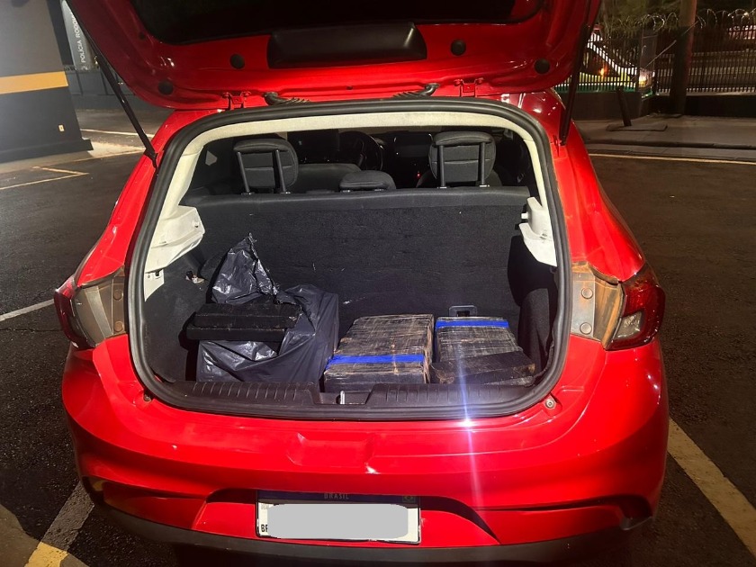Homem é preso transportando mais de 90 tijolos de maconha, na SP-255 em Araraquara