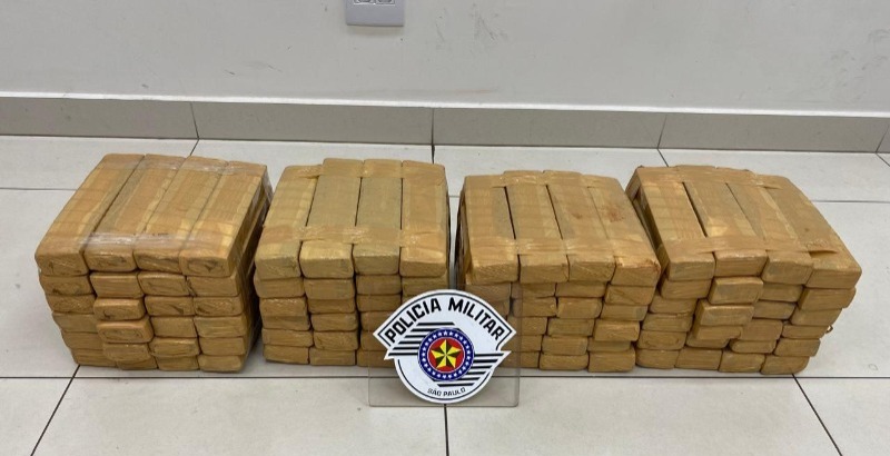 Dupla é presa com 96 tijolos de maconha na vicinal Nelson Barbieri em Gavião Peixoto