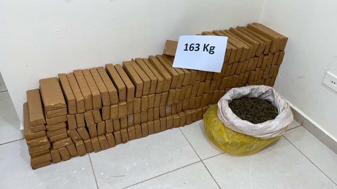 Motorista abandona veículo com mais de 160 tijolos de maconha após fuga da PM em Taquaritinga