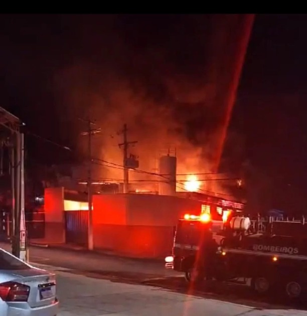 Incêndio destrói depósito de supermercado no Melhado