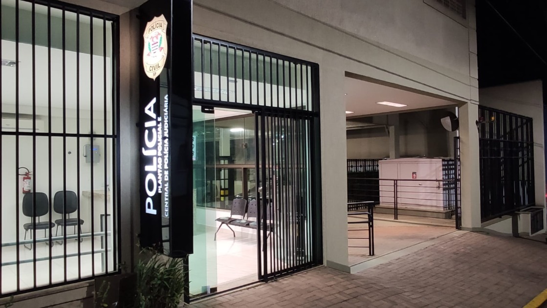 Fotógrafo é obrigado a colocar o celular no bolso de ladrão em assalto no Centro de Araraquara