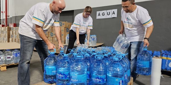 Ajuda ao RS: Correios recebem doações de água potável, alimentos e ração