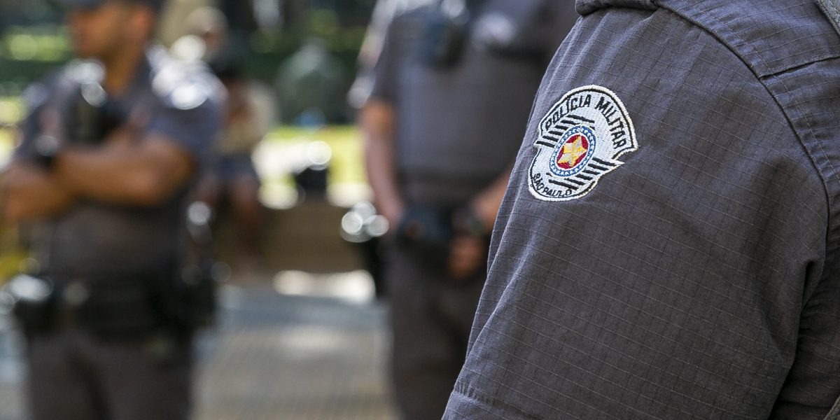 Estranho: 79 fotos de policiais militares são localizadas em lixo de barracão abandonado em Araraquara