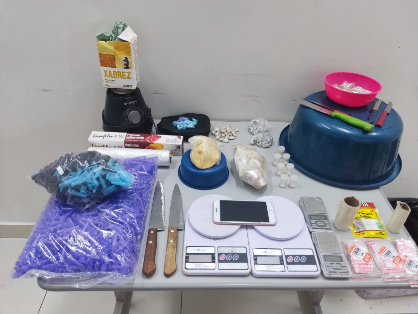 Jovem é preso com drogas, material para embalo e motocicleta furtada em Araraquara