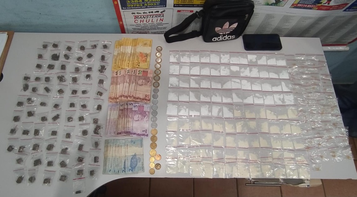 Cocaína, maconha, crack e dinheiro: jovem é preso por tráfico de drogas