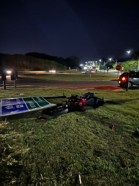 Motociclista fica gravemente ferido após colidir em placa de sinalização na Abdo Najm