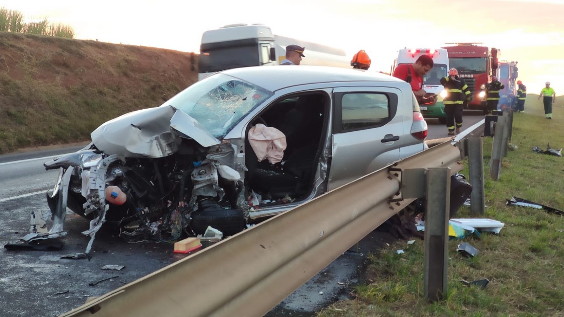 Motorista e passageiro ficam feridos após bater carro em defensa metálica na Washington Luís