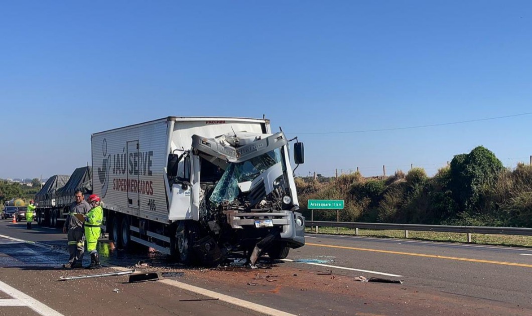 Motorista fica ferido após colisão entre caminhões na SP-255 em Araraquara