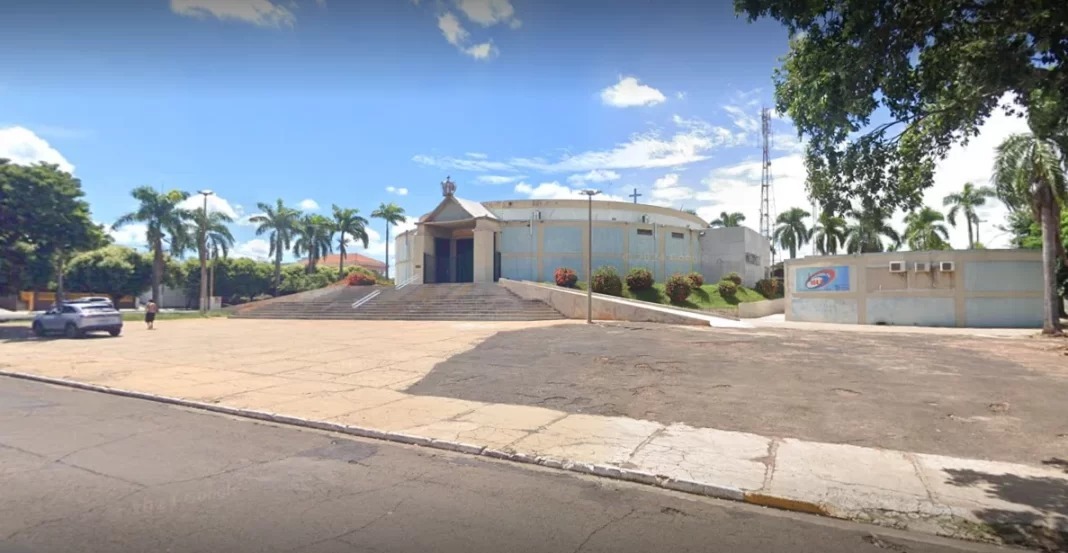 Dupla invade igreja e rouba dinheiro em Matão