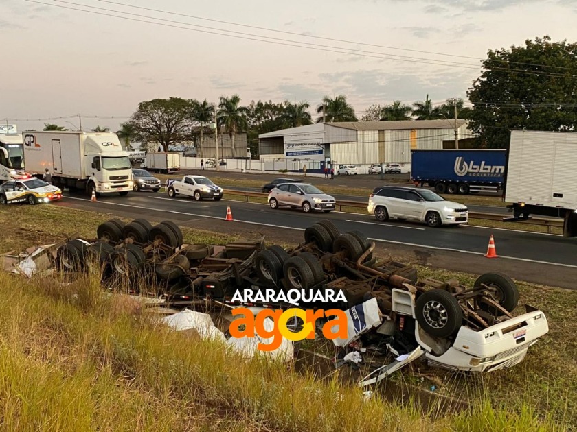 Caminhão capota e deixa motorista morto na rodovia Washington Luís em Araraquara