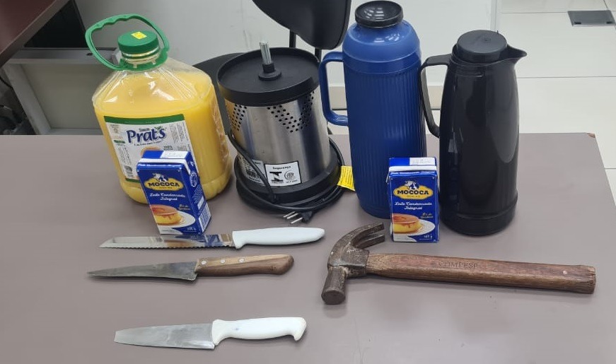 Facas, garrafas de café e leite condensado: dupla é presa após invadir espaço do idoso em Trabiju