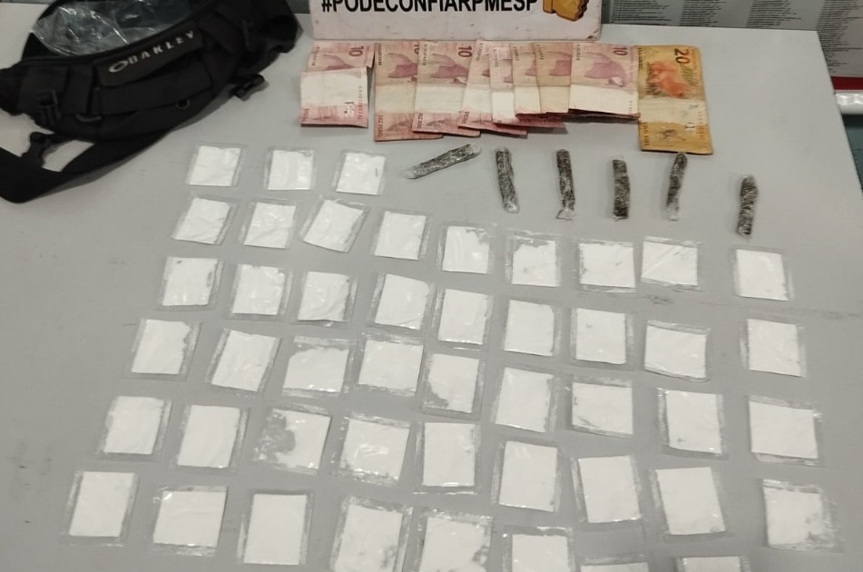 Dupla é detida por suspeita de tráfico de drogas; jovens foram ouvidos e liberados