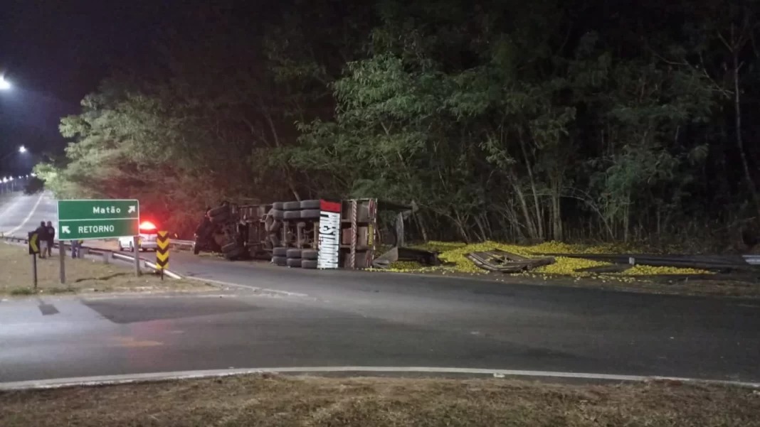 Carga de laranja fica espalhada na avenida após tombamento de caminhão em Matão